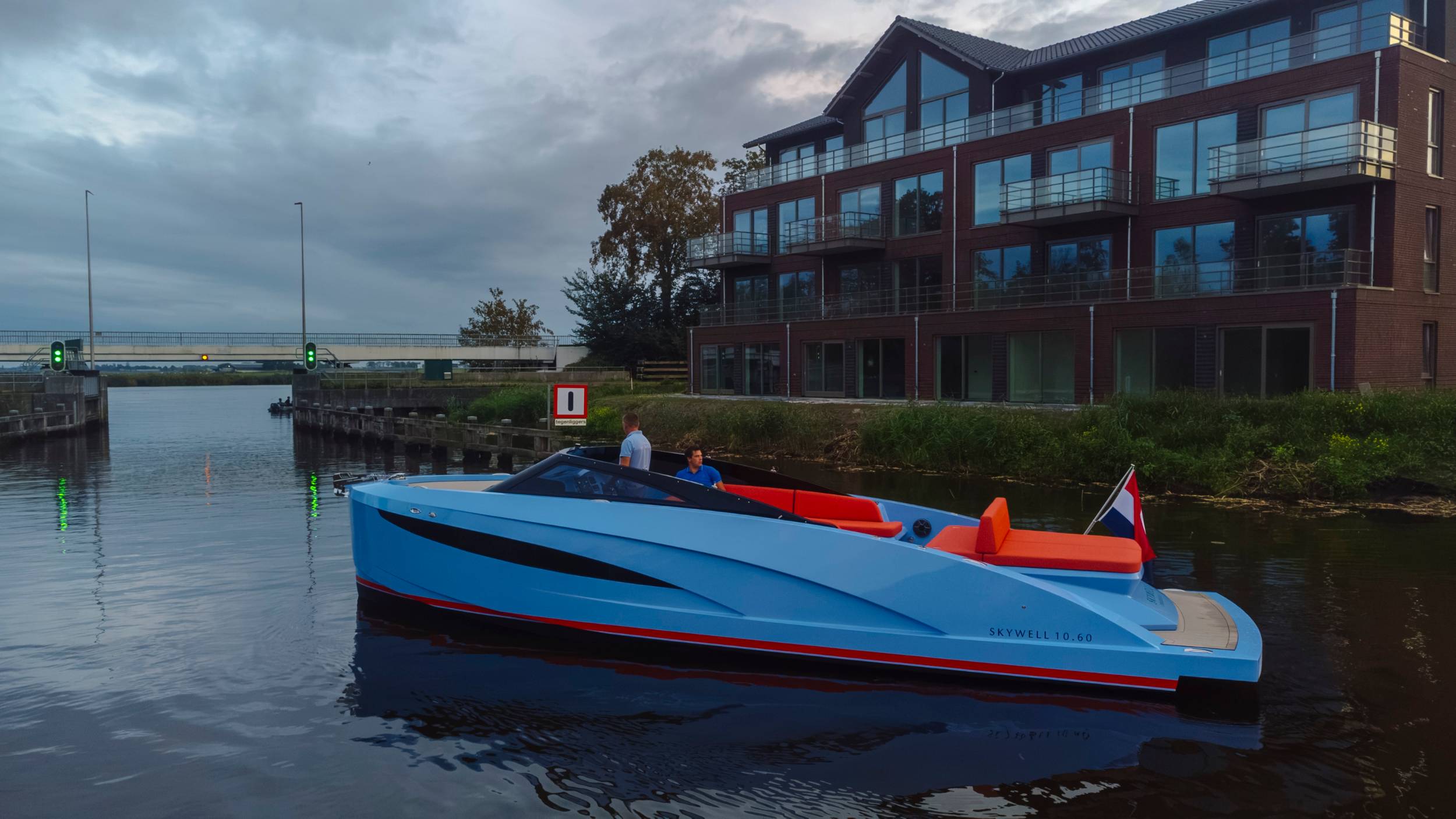 Verrassend veel ruimte aan boord en snel op het water.